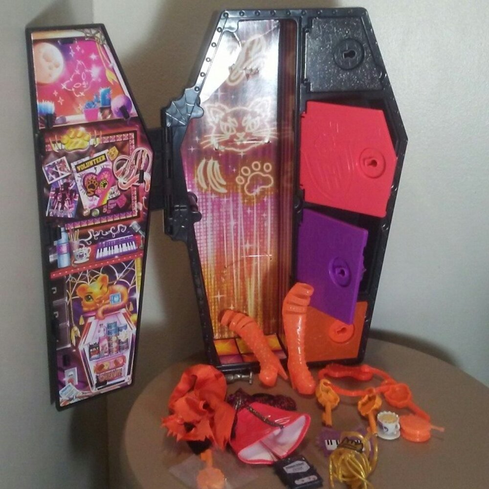 New Monster High Skulltimate Secret Toralei accessories with coffin - no doll